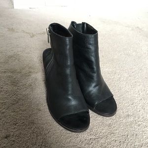 Steve Madden open toed zip up heels